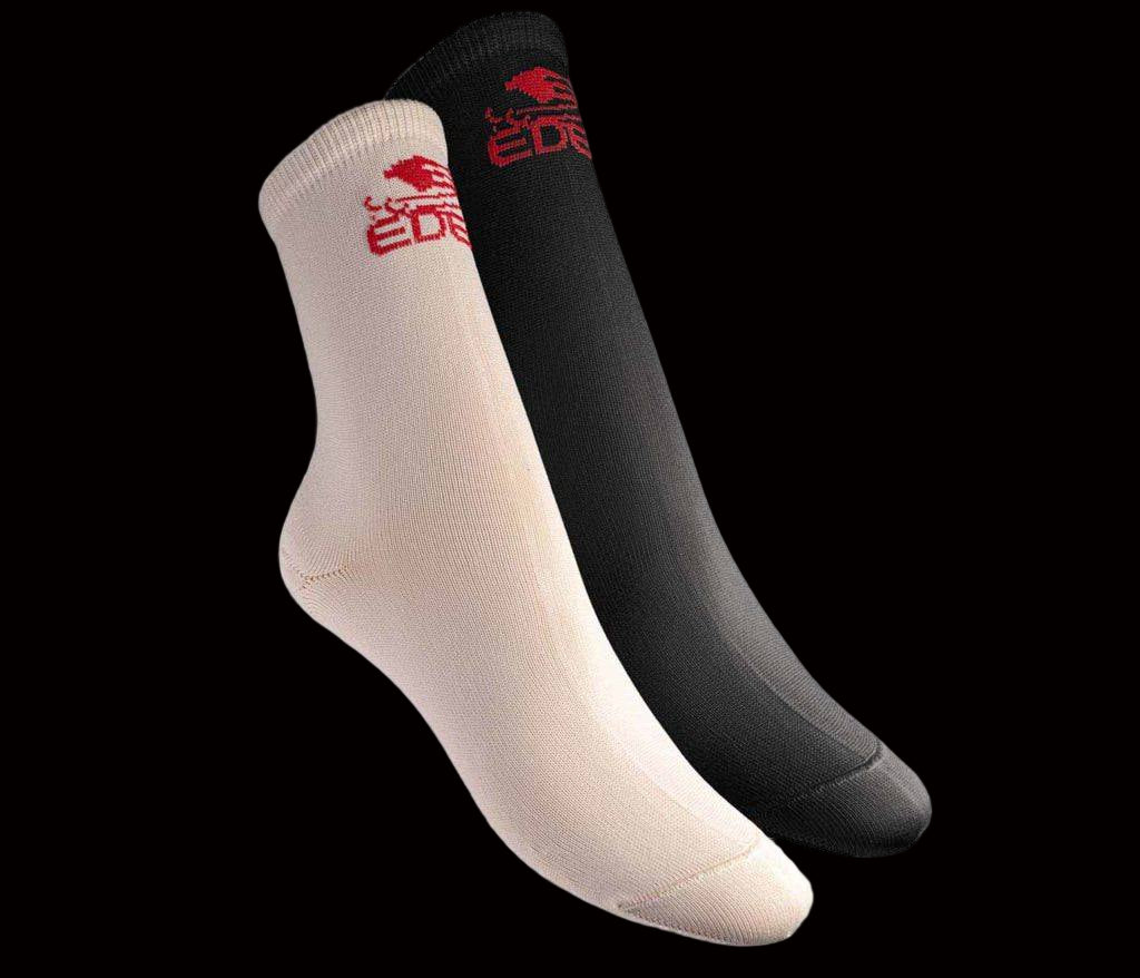 Edea Skate Socks in Ivory and Black, designed for skating comfort and performance.