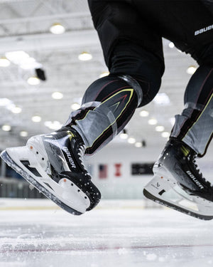 Bauer Vapor Hyperlite2 Skates on ice showcasing Powerfly holder and Hyperflex Technology.