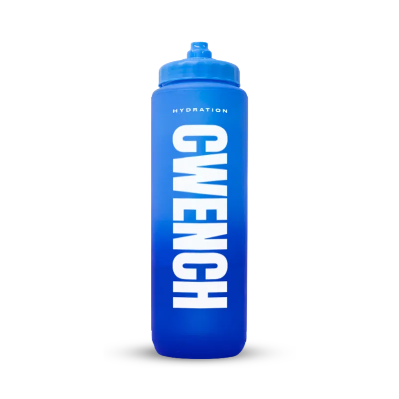 Blue CWENCH Team Bottle 800ml with logo for hydration and team spirit.