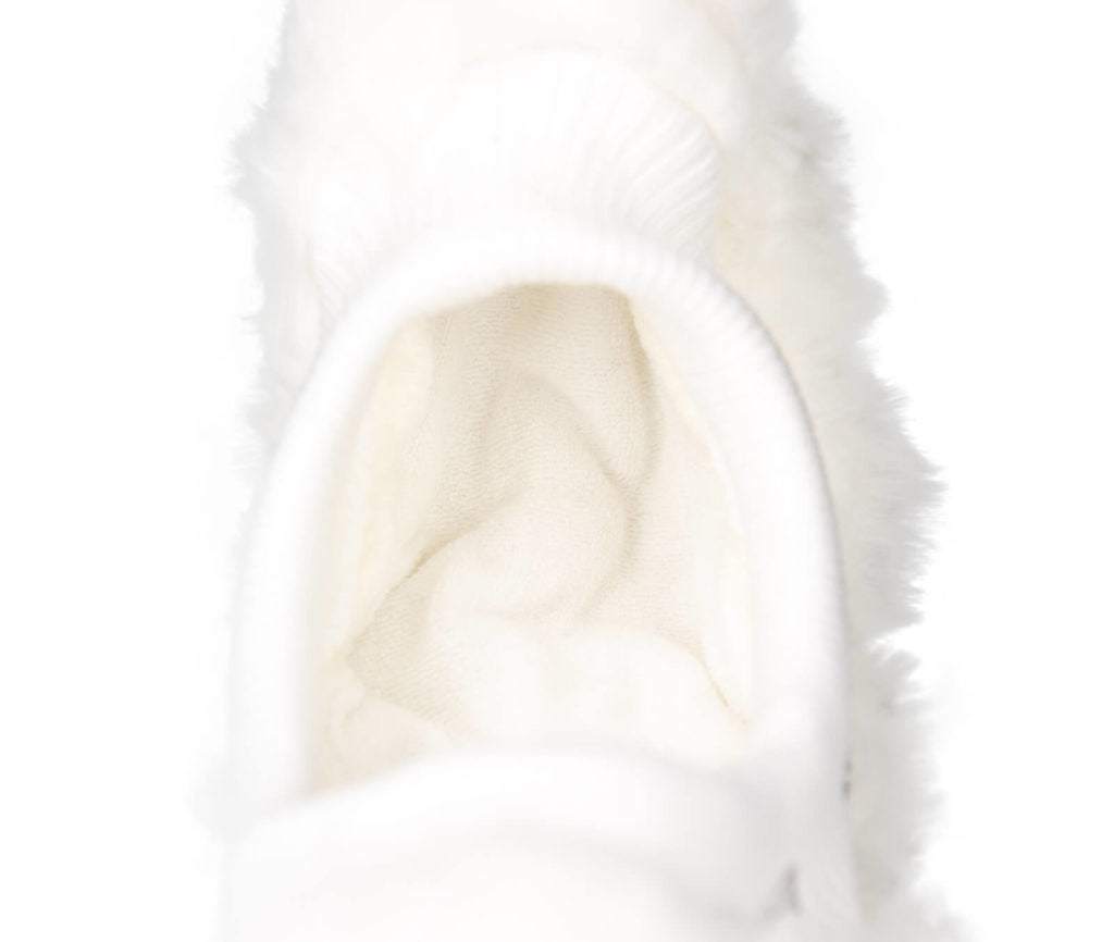 Close-up of Edea Eco Fur Blade Cover in white synthetic mink with inner padding.